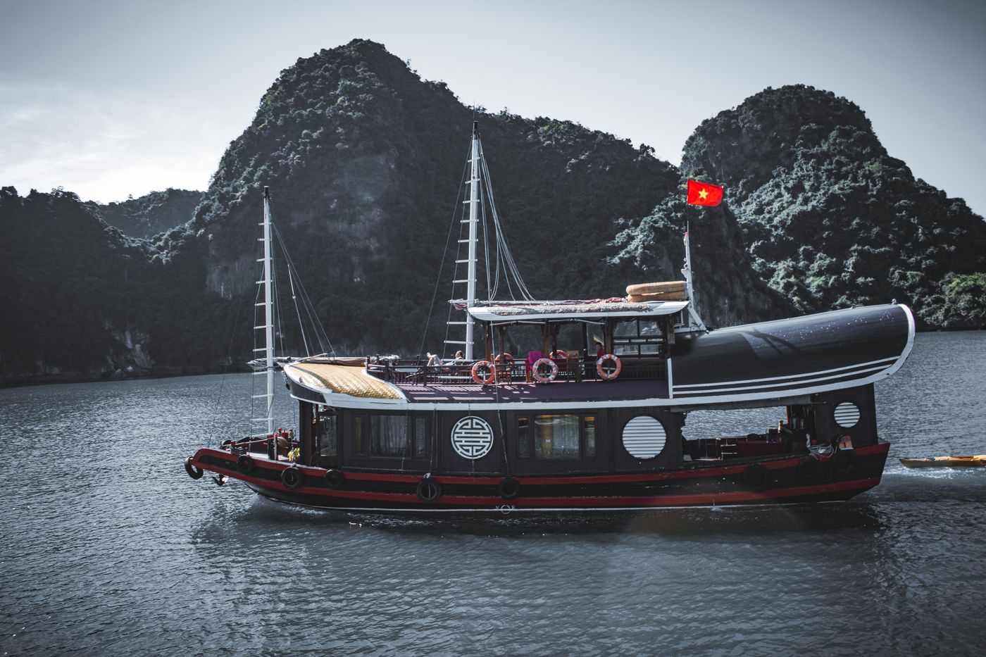 Kapal wisata di tengah teluk Halong