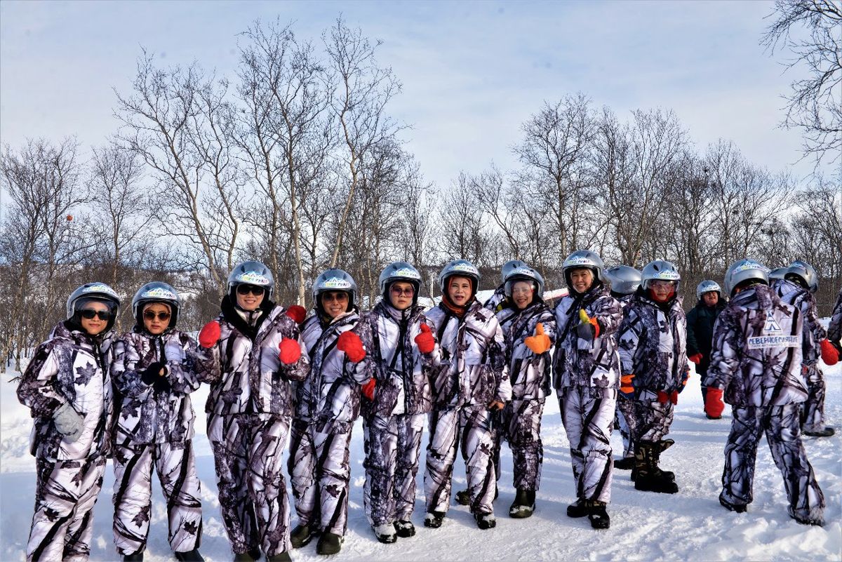 Rombongan bersiap naik snowmobile